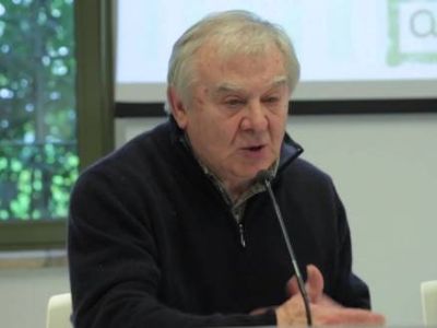 Alberto Nodolini is speaking to a mic in the picture.